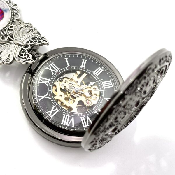 Collier montre mécanique noire à Gousset, papillon argent et dessin au choix – Image 3